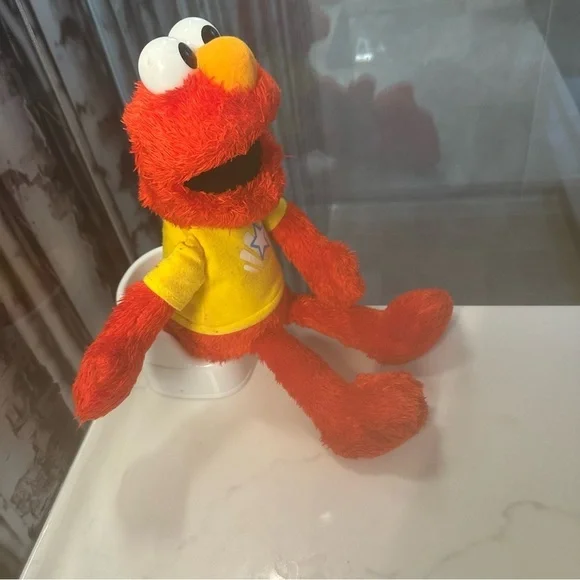 Elmo - Picture 3 of 3